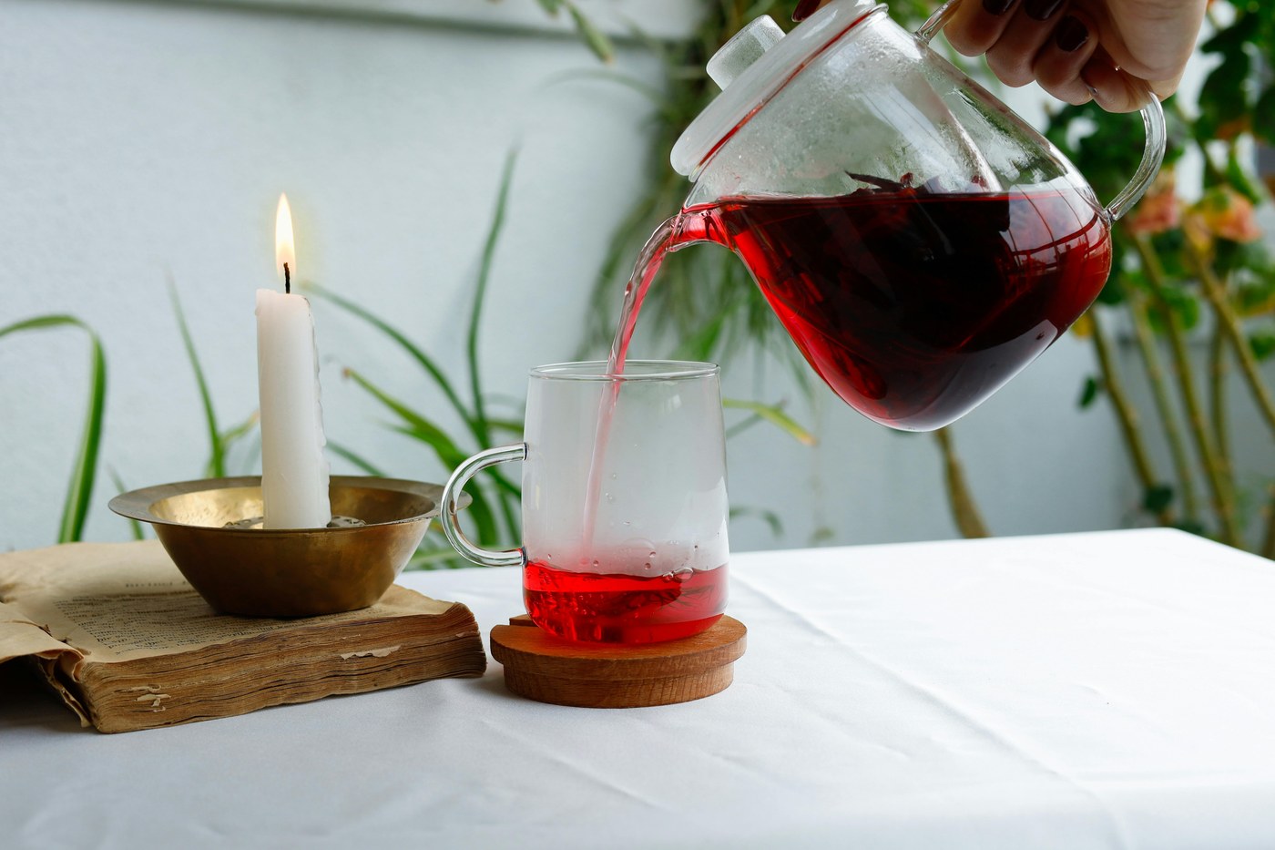 Roselle tea being poured